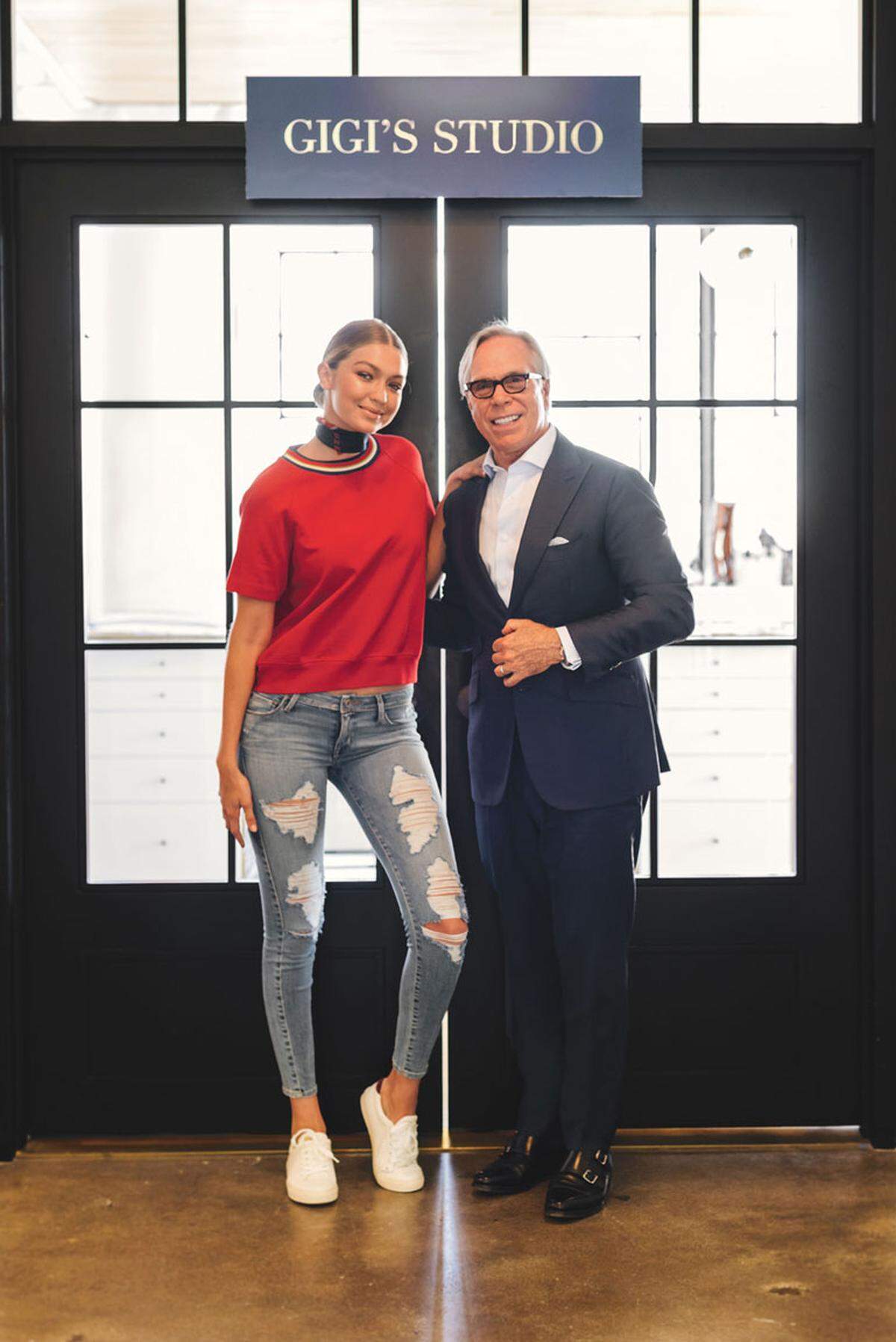 Im Rahmen dieses exklusiven Jobs wird Hadid mit Tommy Hilfiger auch eine eigene Capsule Collection präsentieren. Die Linie soll ebenfalls im Herbst 2016 auf den Markt kommen und Sportbekleidung, Schuhe und Accessoires für Damen, darunter Armbanduhren und Sonnenbrillen, sowie ein neues Parfüm enthalten.  