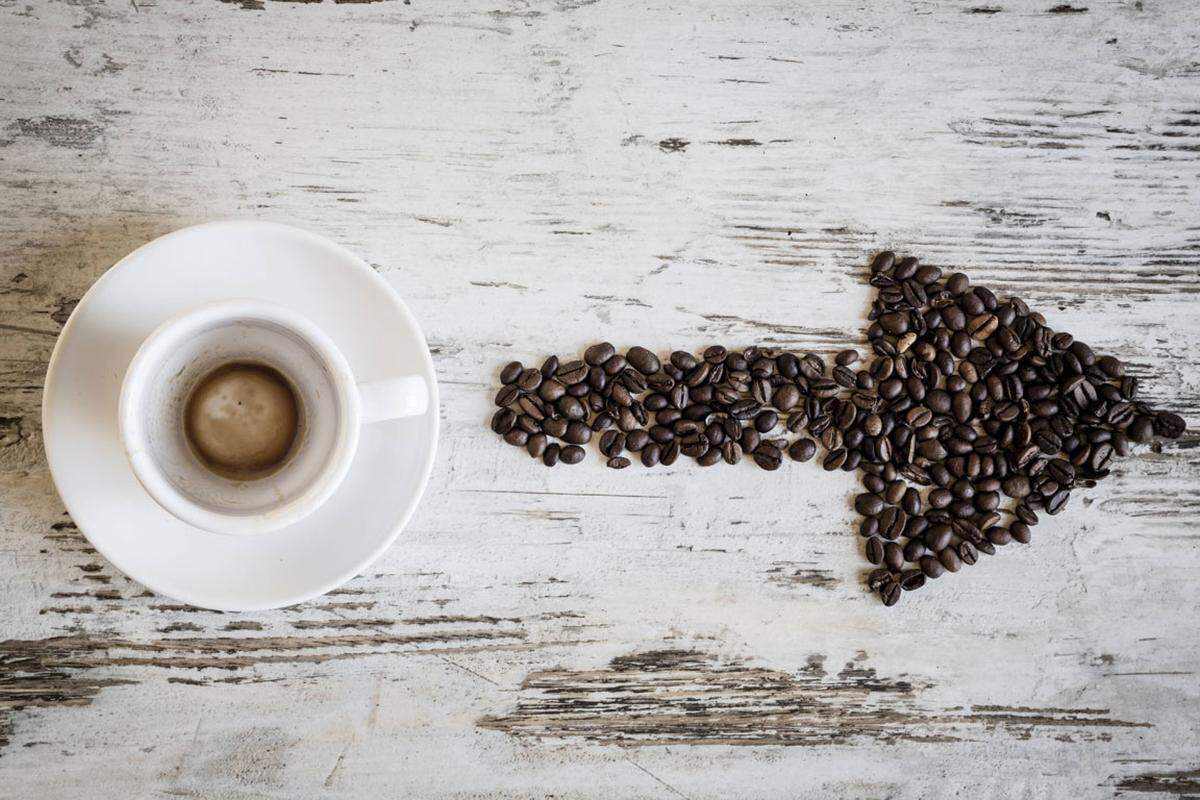 Koffein „wird im menschlichen Organismus in hohem Ausmaß abgebaut. Etwa 3 % der Dosis werden in reiner Form im Urin ausgeschieden und ins kommunale Abwasser eingetragen“, eine andere – wesentlich kräftigere Quelle seien allerdings die Kaffee-Abfälle, beschreibt der Bericht.