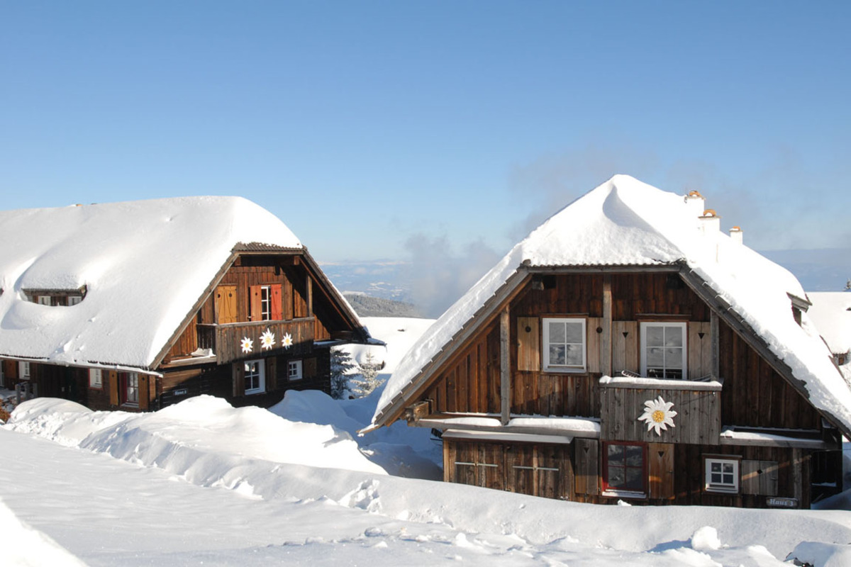 Das Kaminholz ist gehackt, die Semmeln werden geliefert. Hier: die Feuerberg-Chalets auf der Gerlitzen.