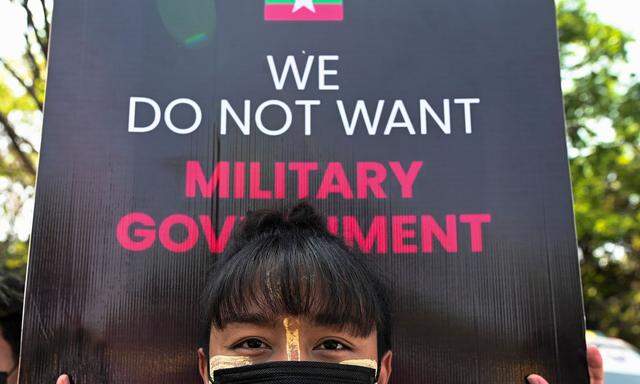 Im Land wird gegen das Militär demonstriert, dieses reagiert mit Gewalt.