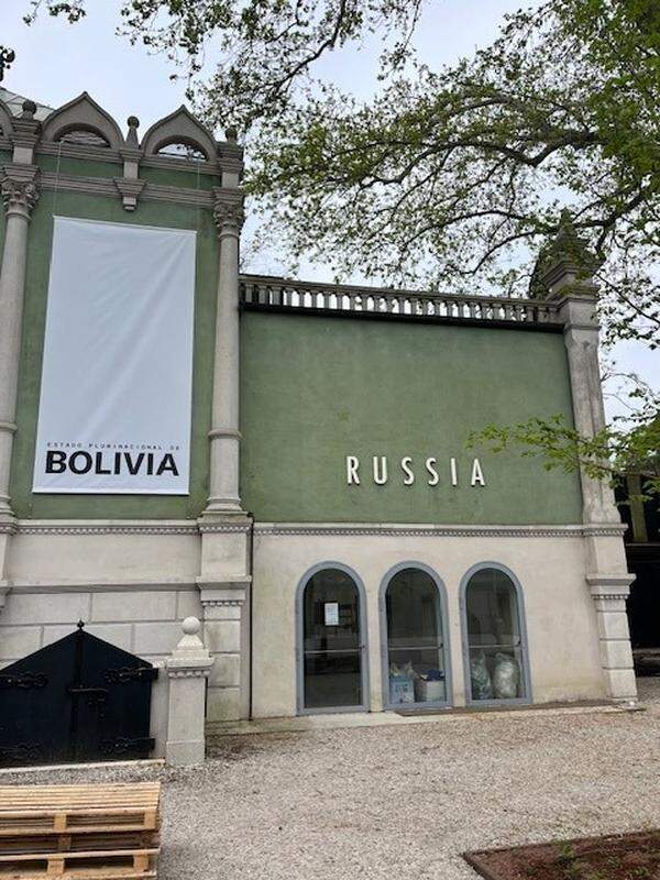 Ein Bild vom russischen Pavillon, der an Bolivien verliehen wurde (und am Dienstag noch nicht geöffnet war). 