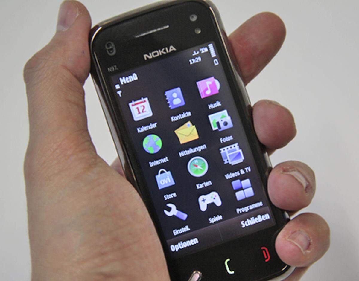 Ähnlich ärgerlich ist die Bedienung. Nokia schwört weiterhin auf Symbian S60 5th Edition. Das Betriebssystem ist aber auf Touchscreen-Eingabe nur ungenügend ausgelegt. Manchmal muss man ein paar Denksekunden abwarten, bis das Gerät auf eine Eingabe reagiert. Dafür liegt das N97 mini dank der Schlankheitskur hervorragend in der Hand.