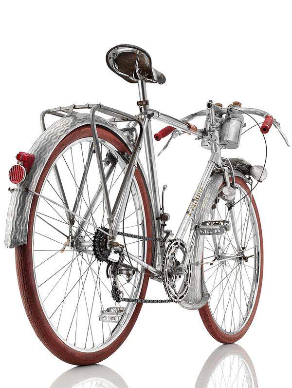 Das Jahr 2013 steht im Zeichen des Fahrrades. Auch das MAK widmet eine Ausstellung dem Drahtesel. Unter dem Titel "Tour de Monde. Fahrradgeschichten" werden zum Auftakt der Wiener Radwoche 50 Fahrrad-Ikonen des 20. und 21. Jahrhunderts ausgestellt.Im Bild: Mecadural Pélissier (um 1950): Langstreckenrad von Mercier aus Frankreich