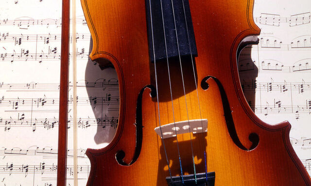 Geige mit Notenblatt / Violin with sheet of music