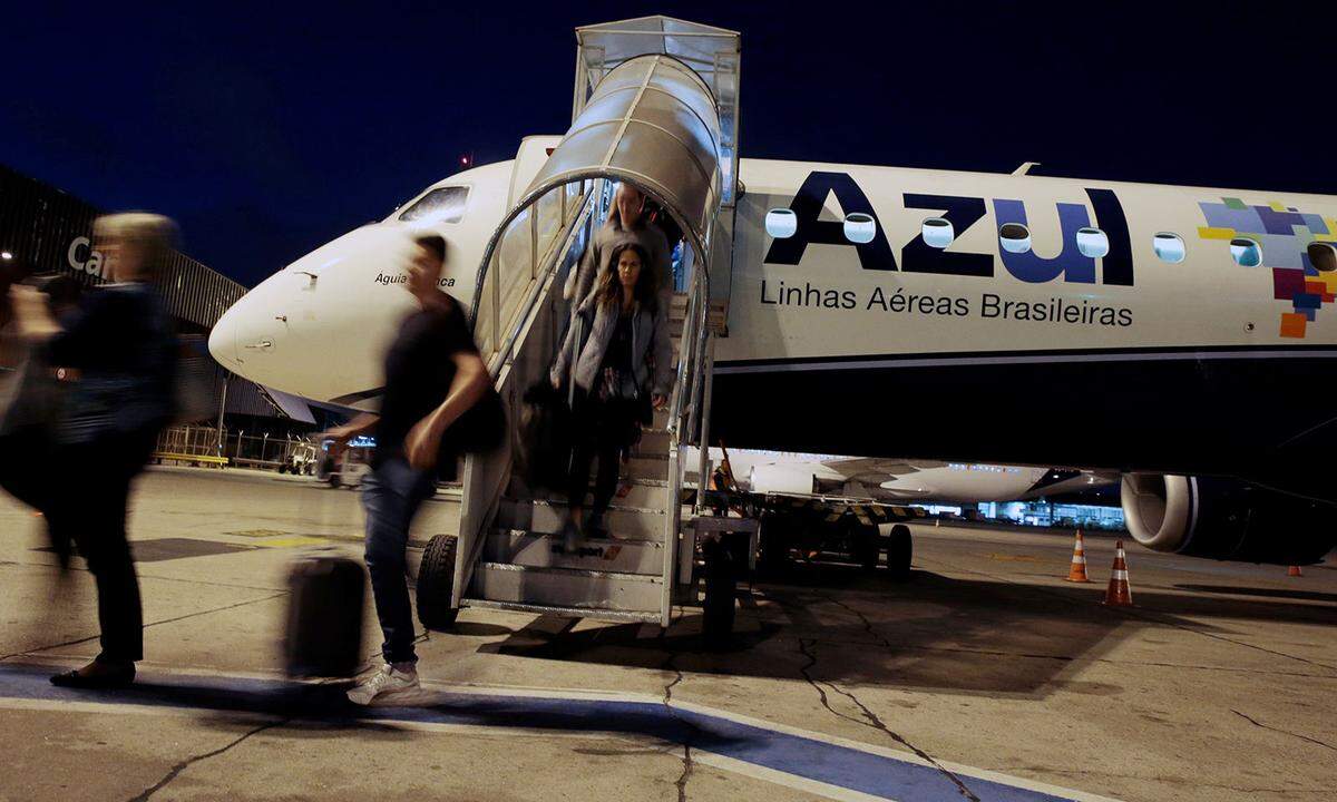 Die brasilianische Billig-Airline Azul wurde zur siebtbesten Fluggesellschaft der Welt gekürt – und auf TripAdvisor mit Rezensionen wie dieser bedacht: "Ich bin zum ersten Mal mit Azul geflogen. Das Flugzeug war ausgezeichnet. Die Crew war aufmerksam, das Essen lecker, und während des ganzen Fluges wurden Getränke und Snacks serviert."