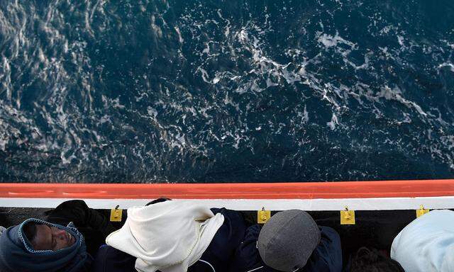 Archivbild. Während dem NGO-Schiff "Aquarius" das Anlegen in Sizilien verwährt wurde, brachte die italienische Marine 932 Migranten nach Catania.