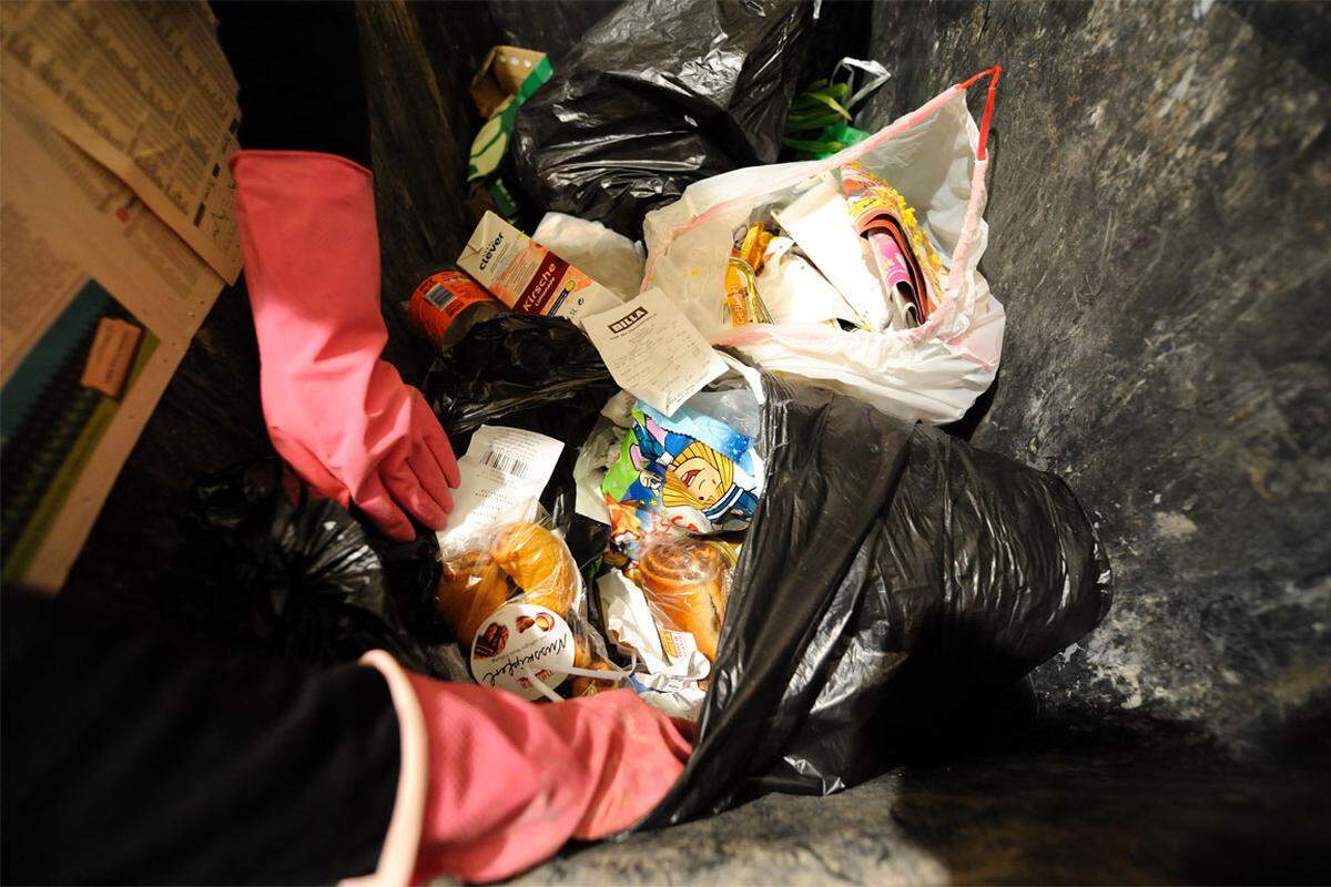 Das Lebensministerium gibt an, dass in Österreich jährlich 157.000 Tonnen an Lebensmitteln und Speiseresten weggeworfen werden. Das Ministerium will diese Zahl bis 2016 um 20 Prozent verringern.