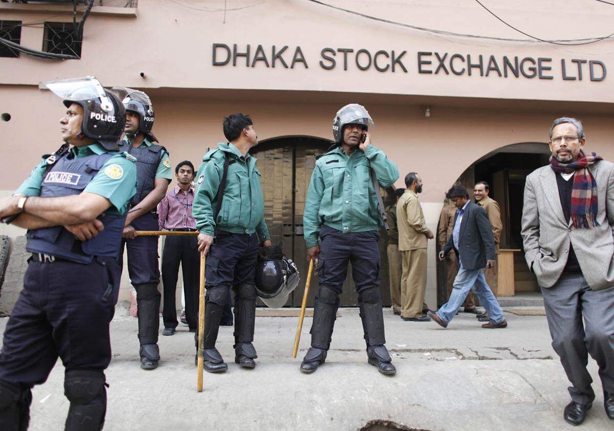Aus Protest gegen die dritte Aussetzung des Börsehandels binnen eines Monats kam es vor der Börse von Dakha in Bangladesch zu Ausschreitungen.