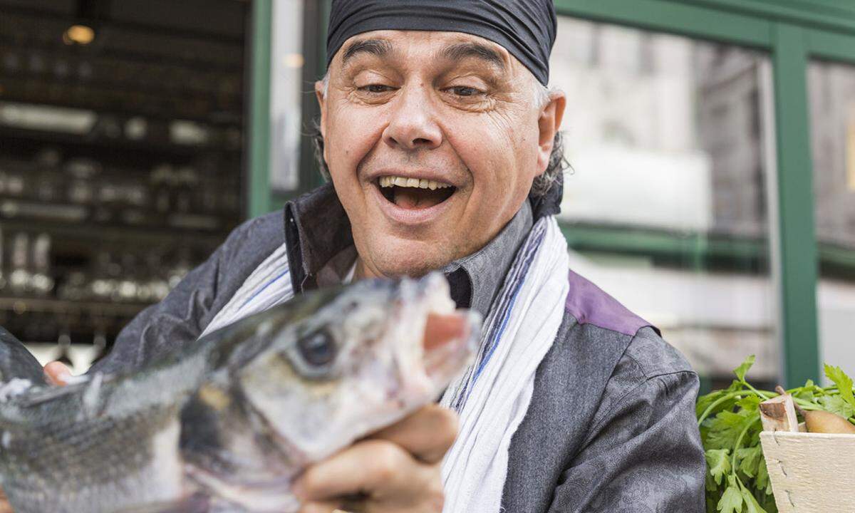 Gruber und Umar heißen die beiden Fischspezialisten am Naschmarkt. Erster ist eine gute Adresse um Fisch ebenso wie diverse Salate für zuhause einzukaufen. Zweitere bietet sich für ein fischlastiges Menü vor Ort an.  Fisch Gruber: Naschmarkt 2 Block A/33, 1040 Wien, Mo bis Fr, 10-18 Uhr, Sa 9-17 Uhr   Umarfisch: Naschmarkt 38-39, 1040 Wien, Mo-Sa 9-18 Uhr   