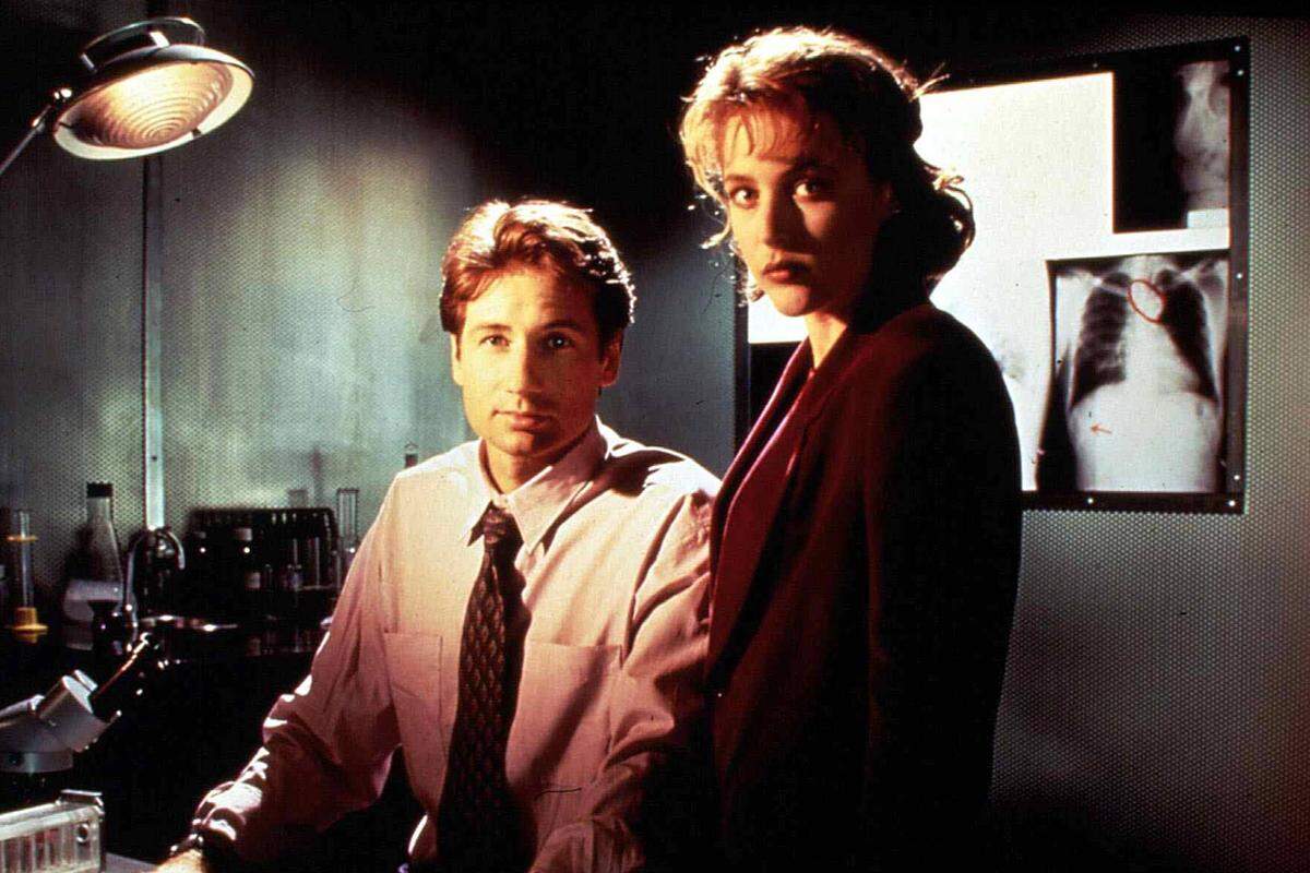 Fast so etwas die Hannibal-Lecter-trifft-Vlad-Dracula-Geschichte aus "Akte X": Eugene Victor Tooms reißt Menschen die Leber aus dem Leib und isst sie, was ihn "verjüngt". Alle 30 Jahre wiederholt sich dieses Spiel, bis ihn Mulder und Scully stoppen. Allerdings: Mit "Ein neues Nest" (Tooms A.k.a. Squeeze II), der 21. Folge der ersten Staffel, bildet "Das Nest" so eine Art Doppelfolge. Außerdem: Mulder rettet Scully, die Will-they-won't-they-Geschichte beginnt.
