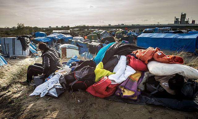 Tausende Menschen hoffen bei Calais die Reise nach Großbritannien antreten zu können.
