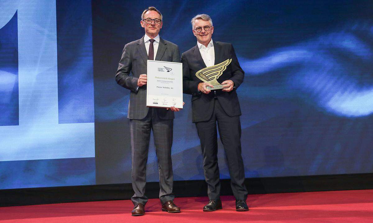 Sieger Kategorie Forschung & Entwicklung: Pierer Mobility AG: Laudator und PwC-CEO Rudolf Krickl mit Pierer Mobility-Aufsichtsrat Fritz Roithner.