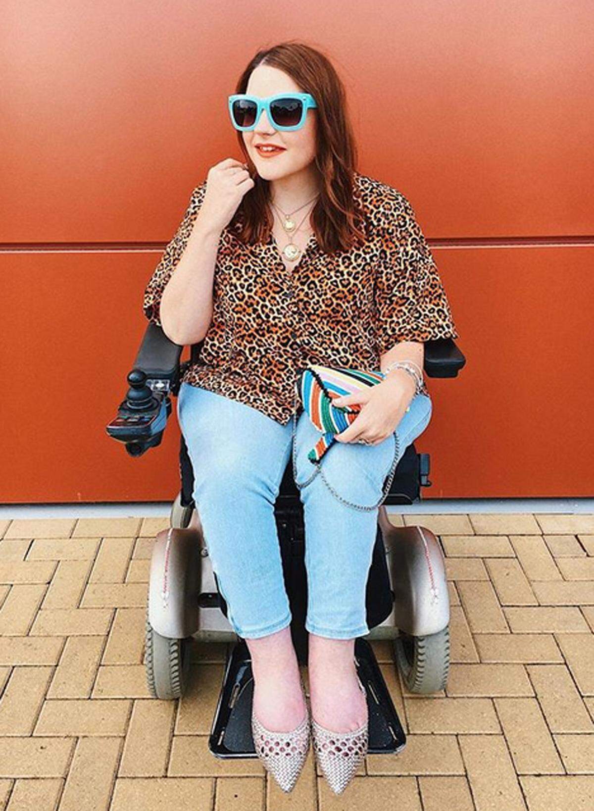 "Ich habe meine Instagram-Account eröffnet, weil ich anderen behinderten Menschen zeigen wollte, dass man im Rollstuhl sitzen kann und trotzdem seinen eigenen Stil haben kann", meint sie im Gespräch mit The Independent.
