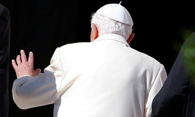 Nach den Nachrichten zum schlechten Gesundheitszustand von Benedikt XVI. stellt sich die Frage, wie das Drehbuch nach seinem Tod aussehen könnte. 700 Jahre trat kein Papst mehr zurück - Benedikt tat das im Februar 2013.