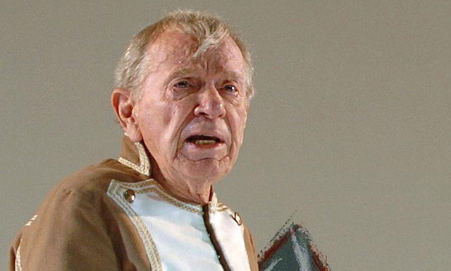 Ossy Kolmann als Diener Habakuk im „Alpenkönig“, Josefstadt (2003).  