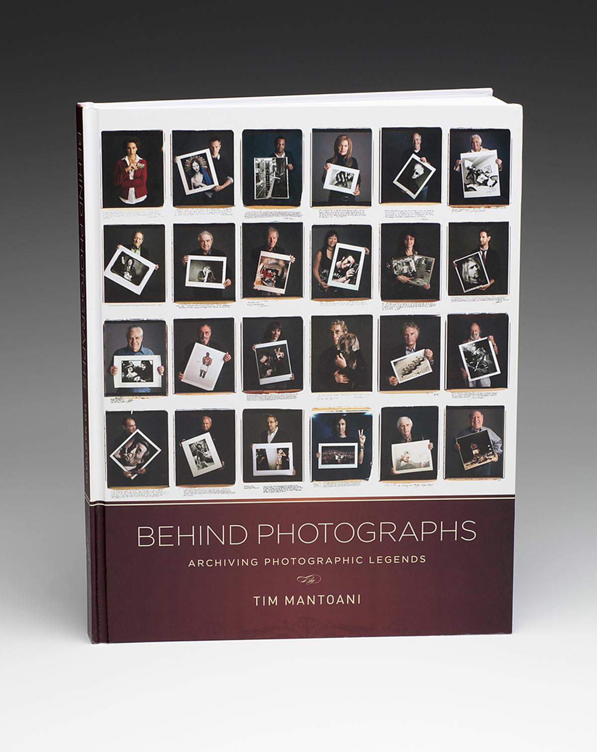 Berühmte Fotos und ihre Schöpfer stehen im Mittelpunkt des Projekts "Behind Photographs" des US-Fotografen Tim Mantoani. Fünf Jahre lang hat er Fotografen besucht und sie gemeinsam mit ihren berühmesten Werken mit einer Polaroid-Riesenkamera abgelichtet. Die Idee zu dem Projekt hatte er, weil ihm der Wandel der Fotografie durch die Digitalisierung Sorgen bereitete. "Damit geht ein doppeltes Verschwinden einher: Wir verlieren ältere Fotografen und Unternehmen", sagt Tim Mantoani der "Presse". "Es war unvermeidlich, dass Polaroid verschwinden würde und ich wollte noch die Gelegenheit wahrnehmen, mit der legendären 20x24 Polaroid Kamera zu arbeiten, solange es noch Film gab." 2011 erschien "Behind Photographs" auch als Buch.