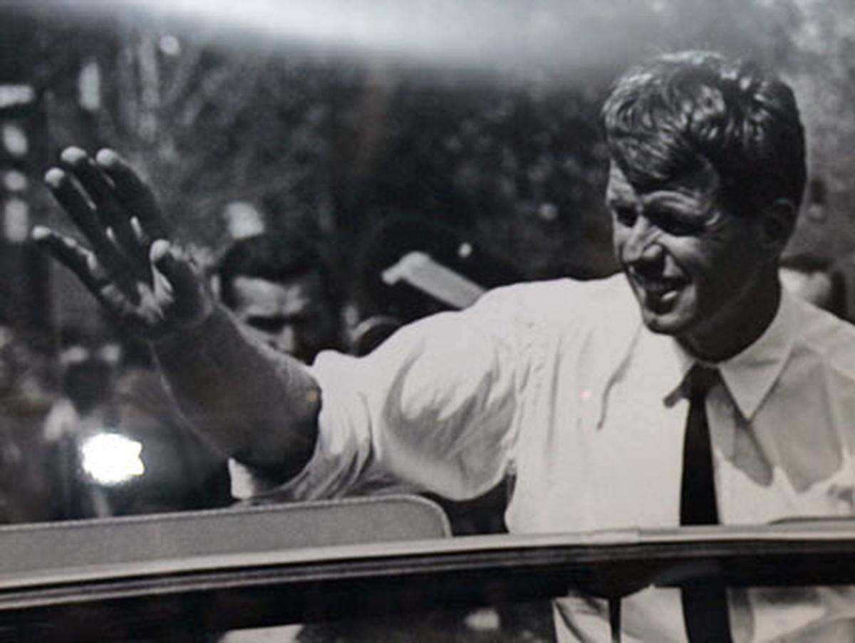 Durch den Einsatz von Original-Archivaufnahmen verkörpert sich Robert F. Kennedy im Film selbst. Großzügig eingesetzt, verleiht dieser Kunstgriff des Regisseurs Emilio Estevez dem Werk eine beeindruckende Authentizität.