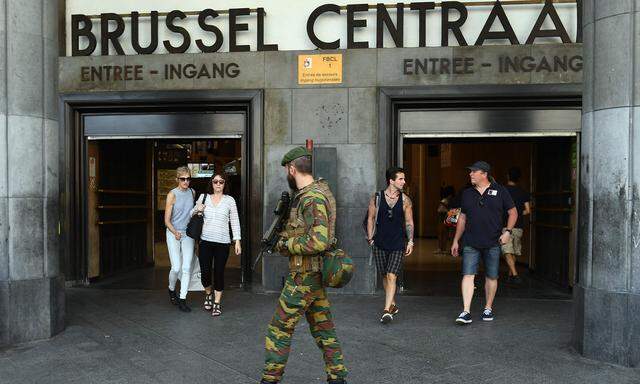 Militär bewacht den Brüsseler Zentralbahnhof. 