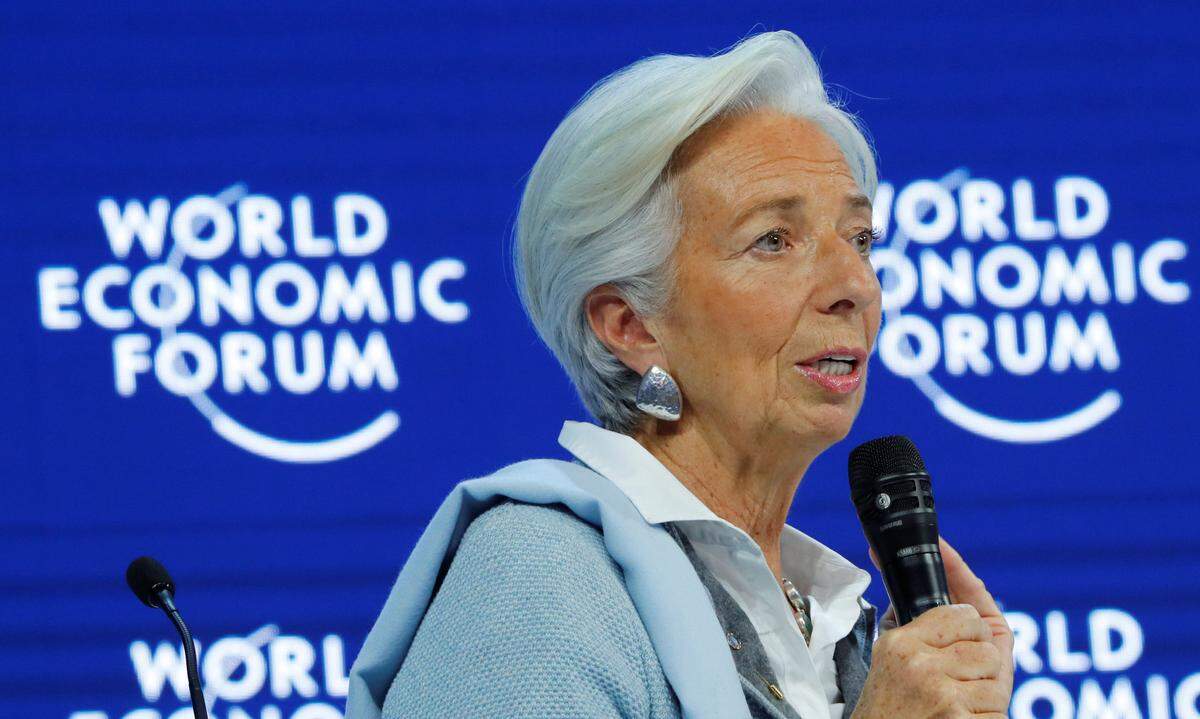 Lagarde präsentierte in Davos den Wirtschaftsausblick des IWF: Alles deute darauf hin, dass sich der Aufschwung heuer fortsetze. Sie warnte aber vor Selbstgefälligkeit, weil es nach wie vor Unsicherheiten gebe.