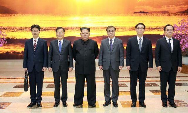 Kim Jong-un (Dritter von links) empfängt eine Delegation aus Südkorea