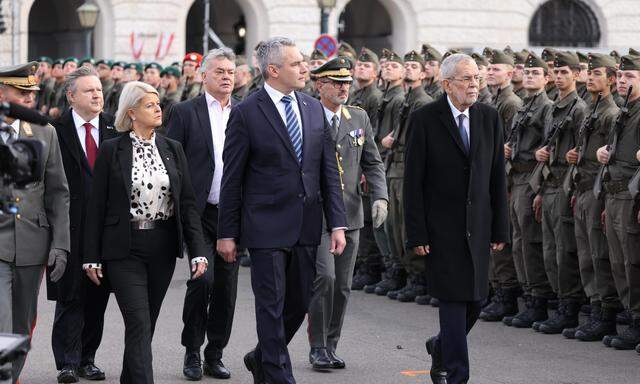 Bundespräsident, Kanzler, Vizekanzler, Verteidigungsministerin und der Wiener Bürgermeister am Heldenplatz.
