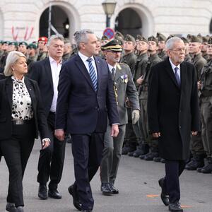 Bundespräsident, Kanzler, Vizekanzler, Verteidigungsministerin und der Wiener Bürgermeister am Heldenplatz.