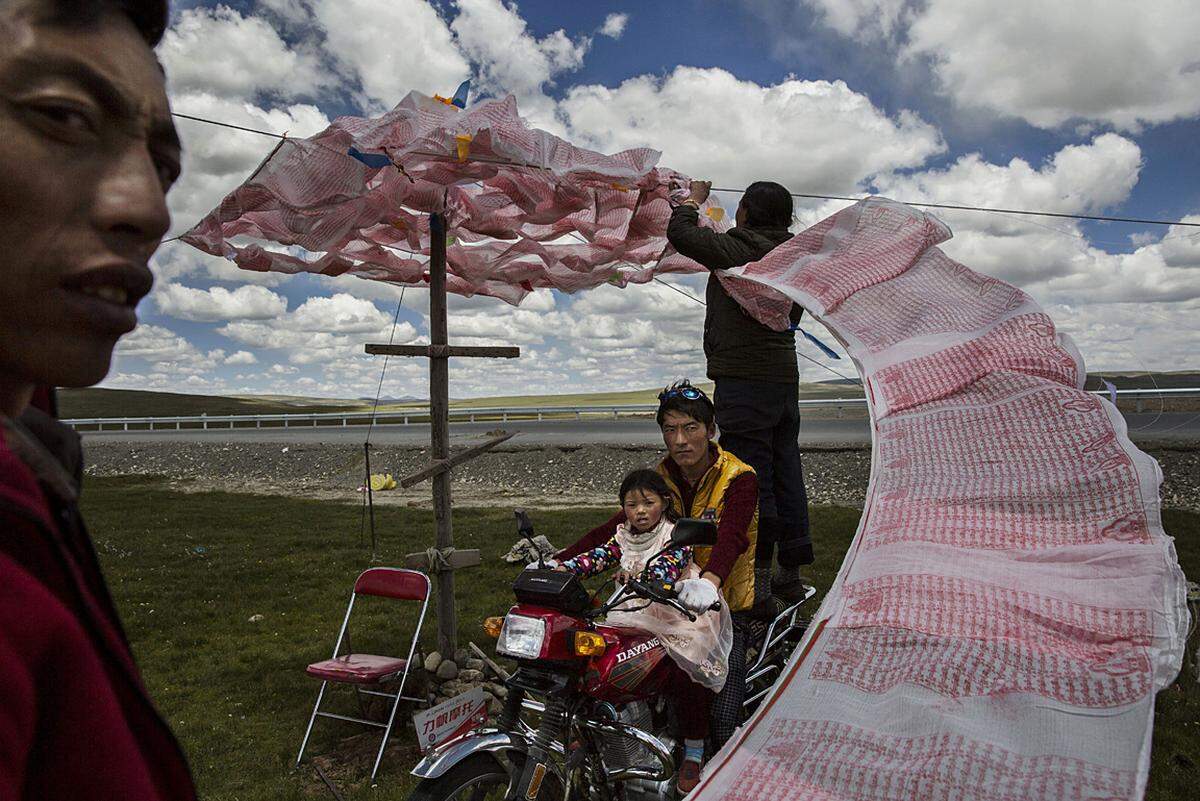 "Das bedrohte nomadische Leben auf dem tibetischen Hochplateau" heißt die Fotoserie von Kevin Frayer. Die tibetischen Nomaden stehen vor vielen Herausforderungen für ihr traditionelles Leben: politischer Druck, Umsiedelungen durch die chinesische Regierung, Klimawandel und die rasante Modernisierung.