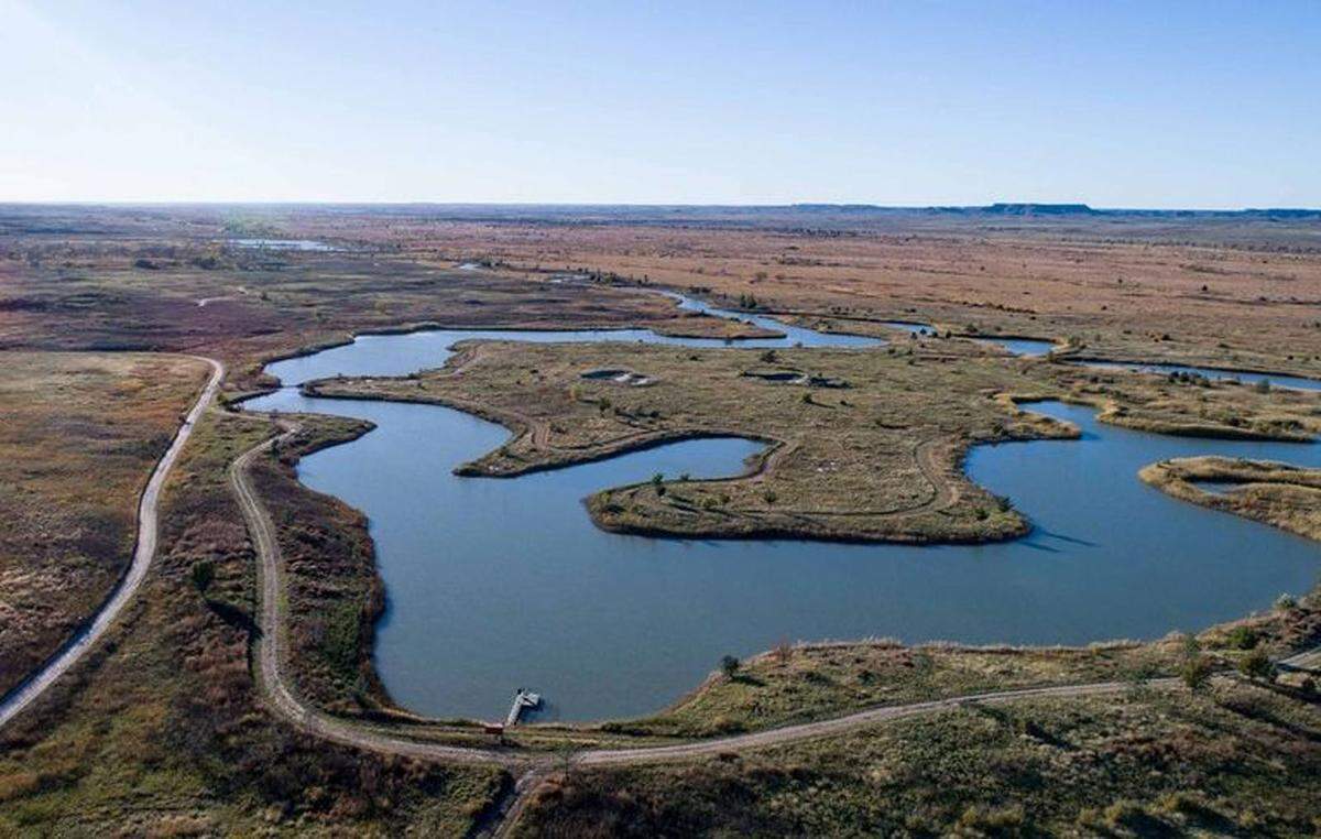 Wer die Ranch kauft, dem gehört so viel Land, dass 19 Kilometer zwischen Lodge und Herrenhaus stehen und auch ein eigener Flugplatz für Privatjets in vier Kilometer Entfernung vorhanden ist.