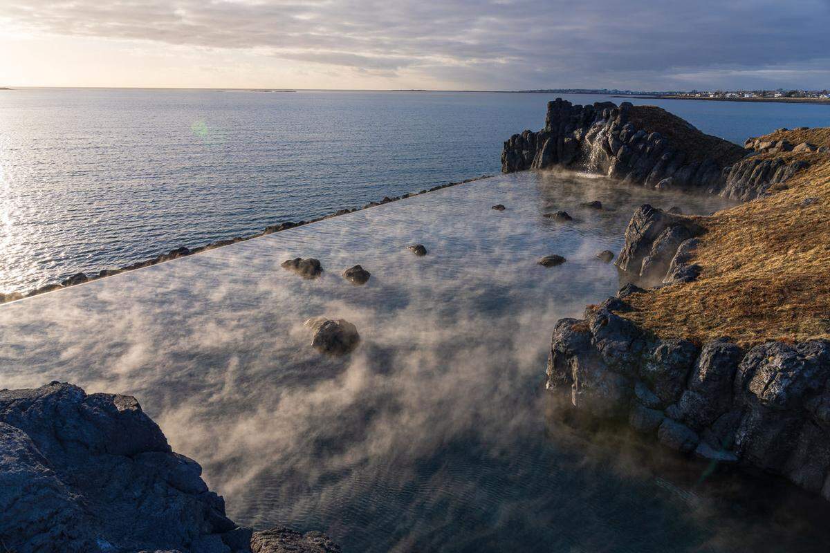 Die Lagune befindet sich am Stadtrand von Reykjavík und hat neben dem Thermalpool und der 75 Meter langen Infinity-Kante noch andere Annehmlichkeiten.