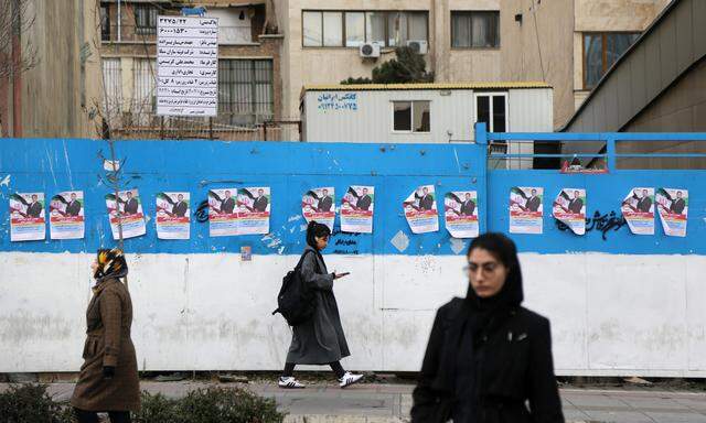 Kein Interesse an der Parlamentswahl am Freitag: Iranerinnen vor Wahlpostern in Teheran.