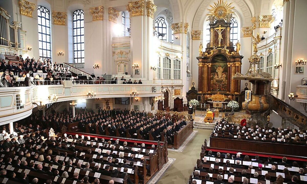 1800 Trauergäste verabschiedeten den ehemaligen Kanzler Helmut Schmidt.