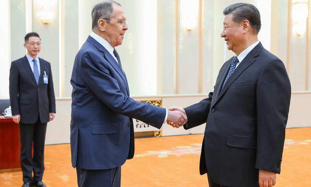 Russlands Außenminister Lawrow (li) wurde von Chinas Staatschef Xi empfangen.