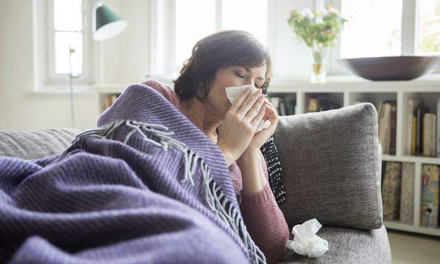 Die Zahl der Fälle von Grippe und grippalen Infekten steigt derzeit stark an. 
