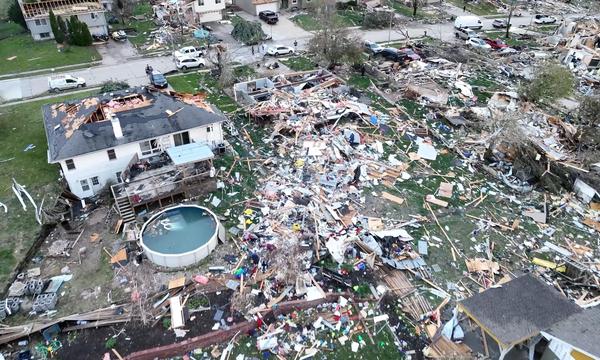 Diese Drohnenaufnahme zeigt zerstörte Gebäude nach einem Tornado in Omaha im US-Bundesstaat Nebraska.