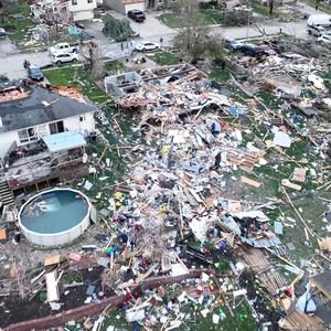 Diese Drohnenaufnahme zeigt zerstörte Gebäude nach einem Tornado in Omaha im US-Bundesstaat Nebraska.