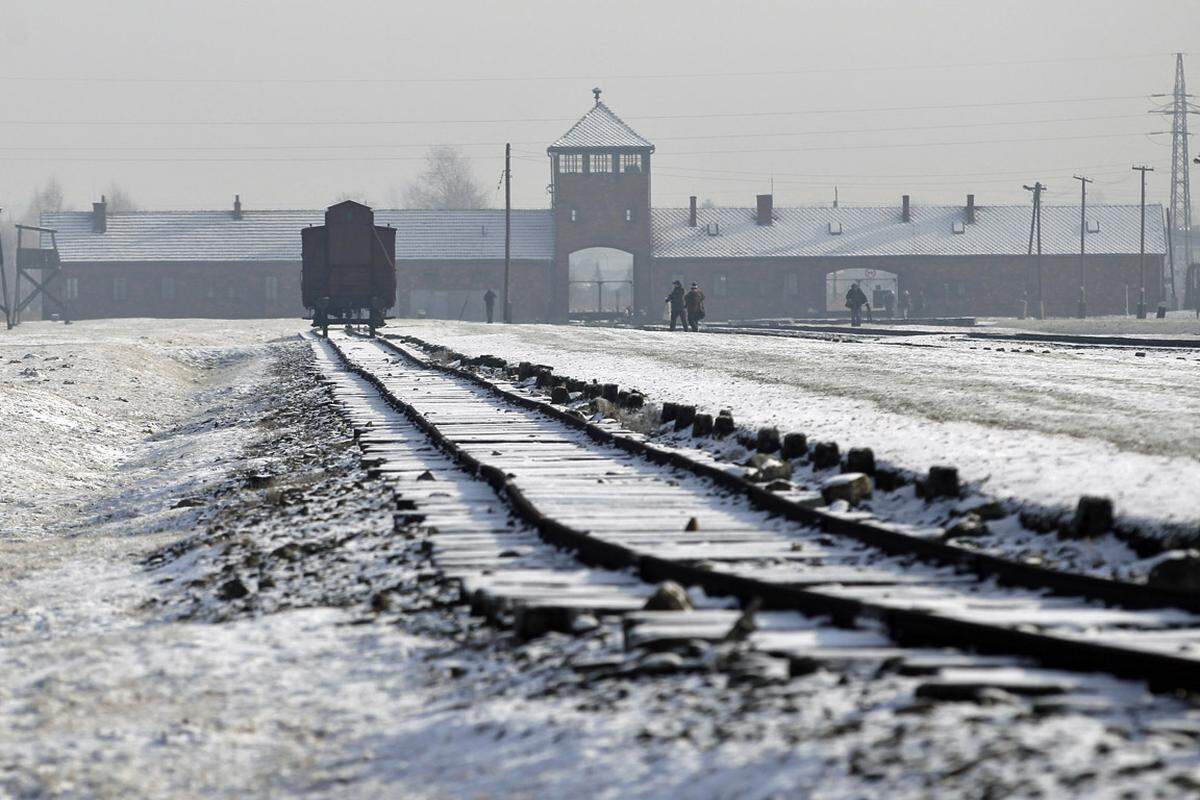 Auschwitz –dieser Name steht heute als Synonym für Vernichtung, Terror und Elend. In dem größten Konzentrationslager der Nazis wurden etwa 1,1 Millionen Menschen ermordet. Am 27. Jänner 1945 befreiten Sowjet-Truppen das KZ.