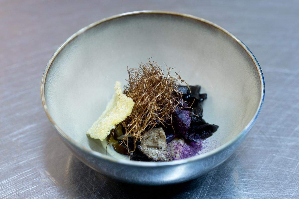  „Frühherbstsalat“: mit Maishaar, Zwetschken, Pilzen.