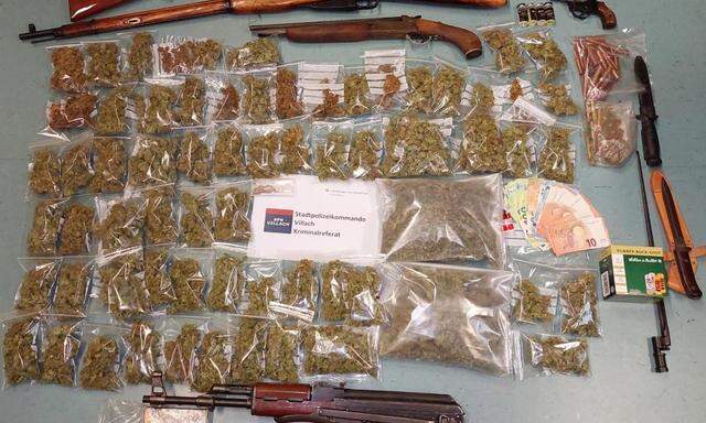 Die Polizei stellte mehrere Kilogramm Cannabis, Heroin, Kokain und unter anderem ein Kalaschnikow-Maschinengewehr sicher.