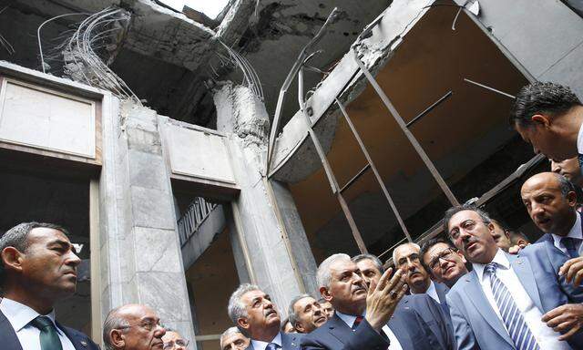 Abgeordnete besichtigen die Schäden im Parlament, das in der Putschnacht bombardiert wurde. Das Gebäude hatte der österreichische Architekt Holzmeister entworfen.