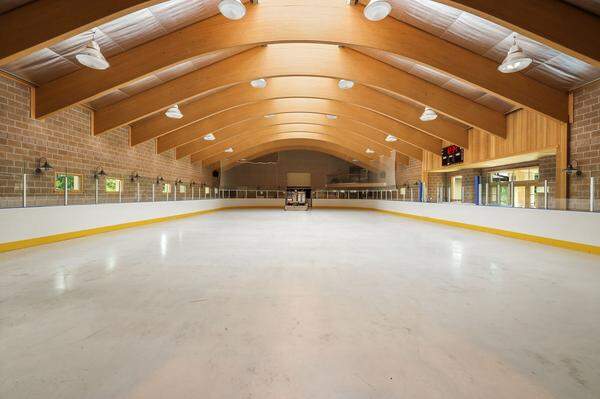 . . . Und last but not least gibt es eine 630 Quadratmeter große Eishockeyhalle, die ganzjährig benutzt werden kann.