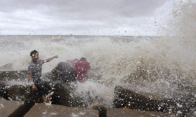 Die Wellen krachen in Bangladesch an Land, Sturm 