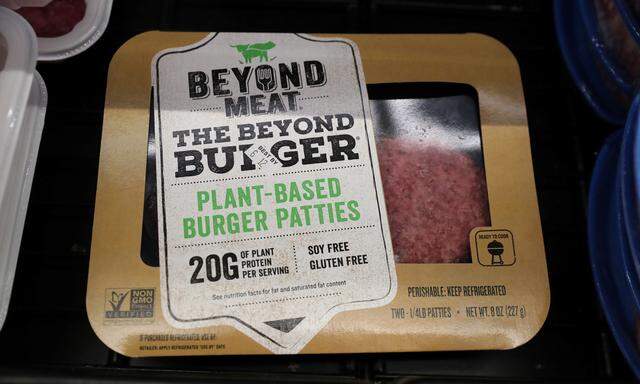 In den Supermärkten findet sich mittlerweile eine große Auswahl an veganen Burgerpatties. 