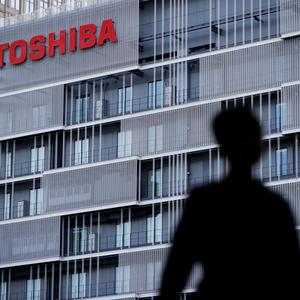 Wenige Monate nach dem Rückzug von der Börse setzt Toshiba beim Personal den Rotstift an.