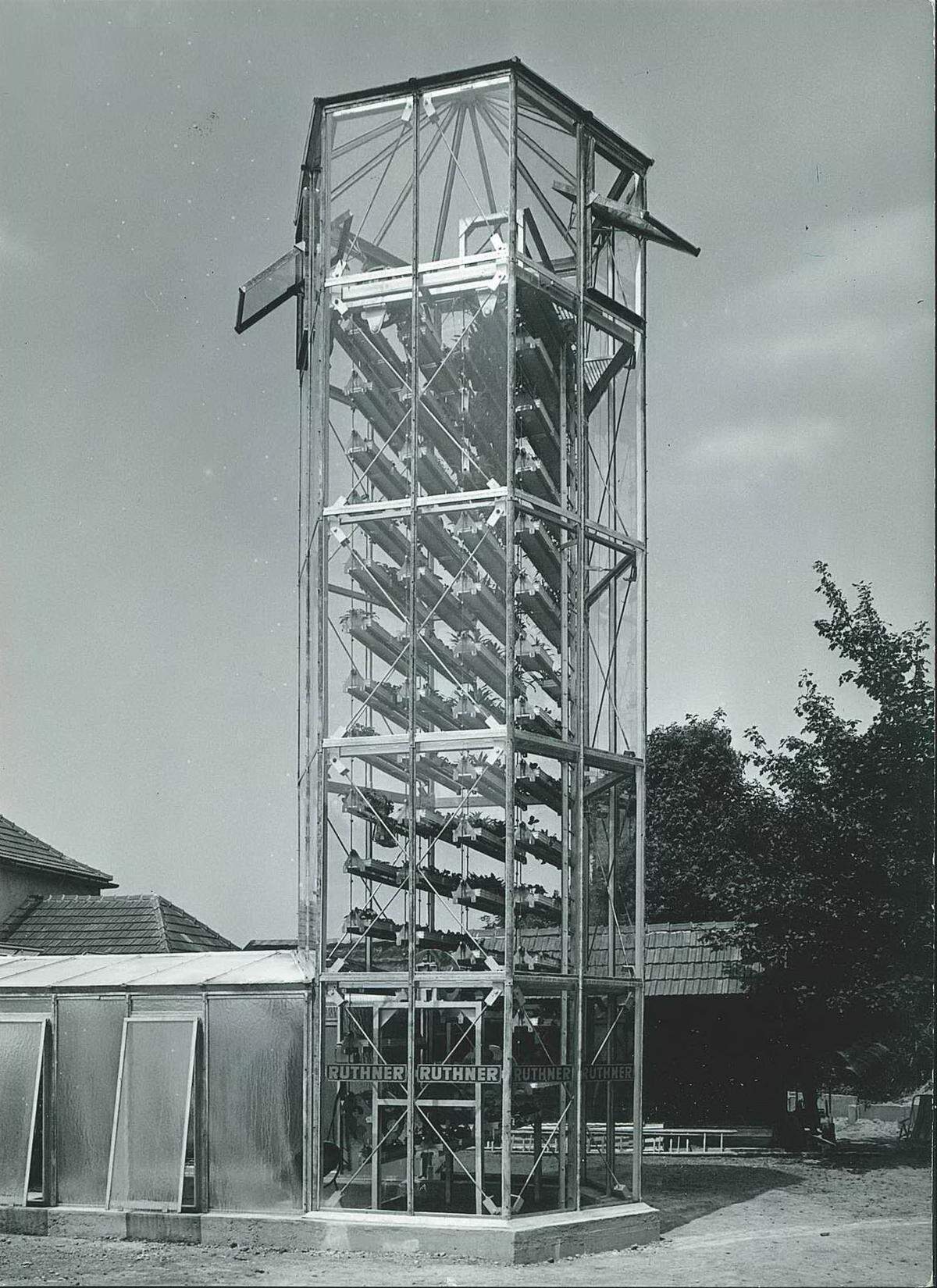 Auf der Wiener Internationalen Gartenschau 1964 erregt Ruthners "Turmgewächshaus" allgemeines Aufsehen. In einem 41 Meter hohen Glasturm wachsen Blumen und Gemüsepflanzen. Dabei werden sie kreisförmig auf und ab bewegt, vollautomatisch bewässert und gedüngt. Wegen des hohen Bau-­ und Energieaufwands setzt sich dieses Konzept nicht durch. Doch heute gilt Ruthner als Pionier des Vertical Farming.