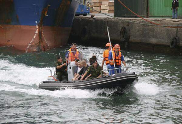 Ende August 2009 befreite ein Kriegsschiff der russischen Schwarzmeerflotte den fast drei Wochen lang rätselhaft verschwundenen Frachter "Arctic Sea".  Im Bild: Ein Teil der Crew.