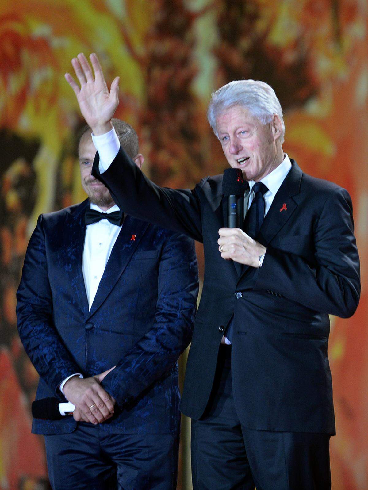 Auch der früherer US-Präsident Bill Clinton verfolgte die Eröffnungszeremonie und sprach als Gründer der Clinton Foundation zum Publikum. "Heute Abend wollen wir feiern, aber wird dürfen nicht vergessen, dass wir entschlossen sein müssen jedem die Chance auf ein besseres Leben zu geben", mahnte er.