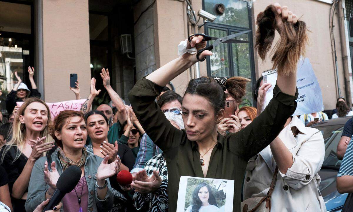 21. September. Nasibe Samsaei, eine in der Türkei lebende Iranerin, schneidet sich während einer Protestaktion nach dem Tod von Mahsa Amini vor dem iranischen Konsulat in Istanbul ihre Haare ab.