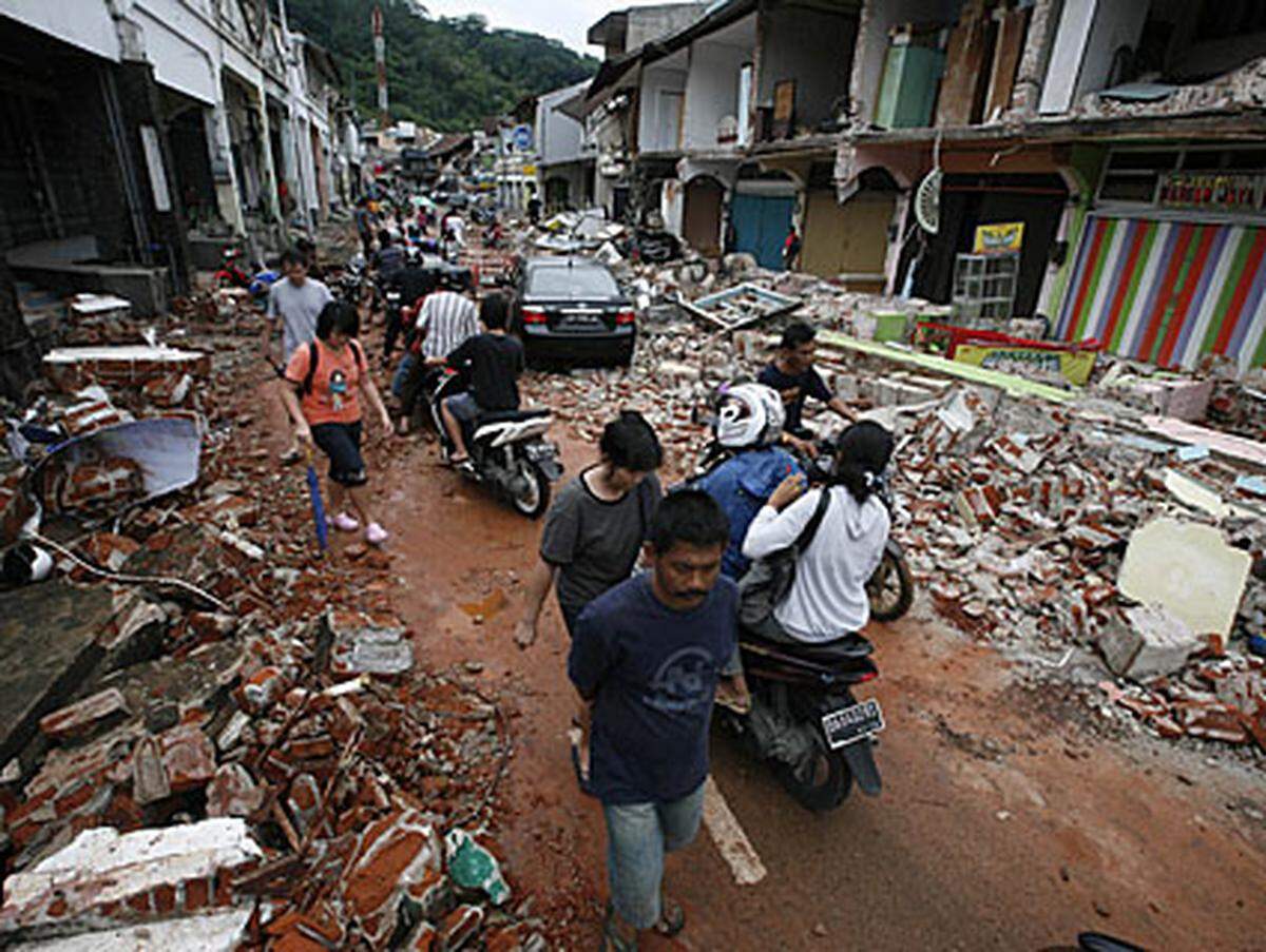 In der Provinz wurden schon vor dem zweiten Beben Tausende von Toten befürchtet. Die Erdbeben könnten "schlimmere Ausmaße als das nach dem Beben von Yogyakarta" vor drei Jahren erreichen, sagte Gesundheitsministerin Siti Fadilah Supari. Auf Java waren damals mehr als 5000 Opfer zu beklagen.