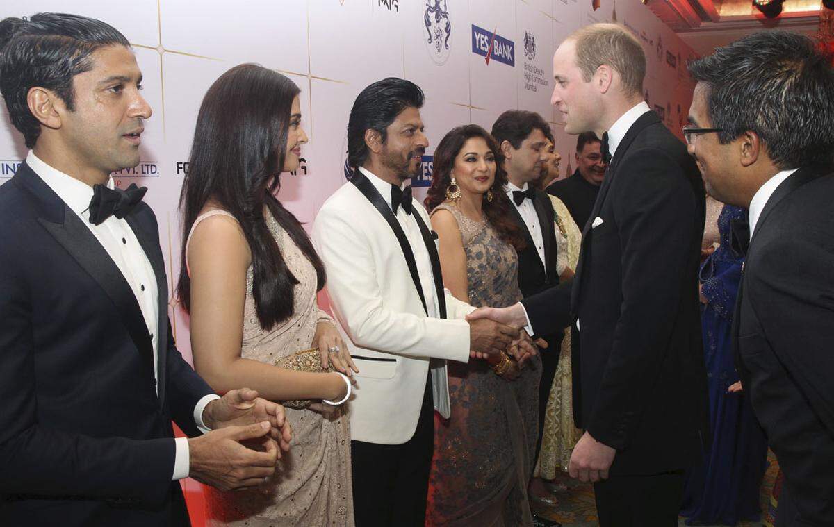 Nach einer Tour in einem oben offenen Doppeldecker-Bus und einem Besuch bei Slum-Kindern kam als krönender Abschluss des Tages ein Treffen mit einigen der größten Stars des indischen Bollywood-Kinos. Hier ein Handshake mit Shah Rukh Khan.
