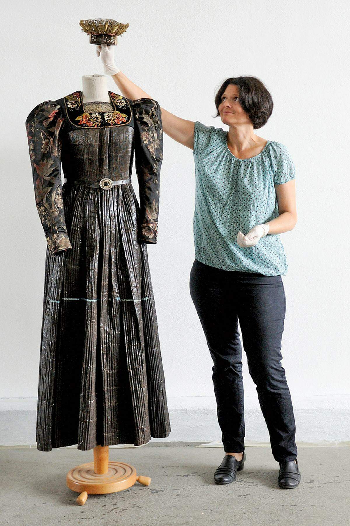 Kathrin Pallestrang. Die gebürtige Innsbruckerin ist Kustodin der Textil- und Bekleidungsabteilung des Volkskundemuseums Wien.